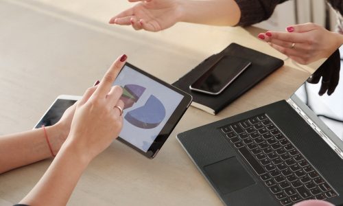 collaboratori-che-discutono-sulle-strategie-aziendali_144627-30289