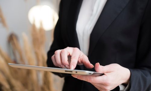 donna-d-affari-utilizzando-la-tavoletta_23-2148095692